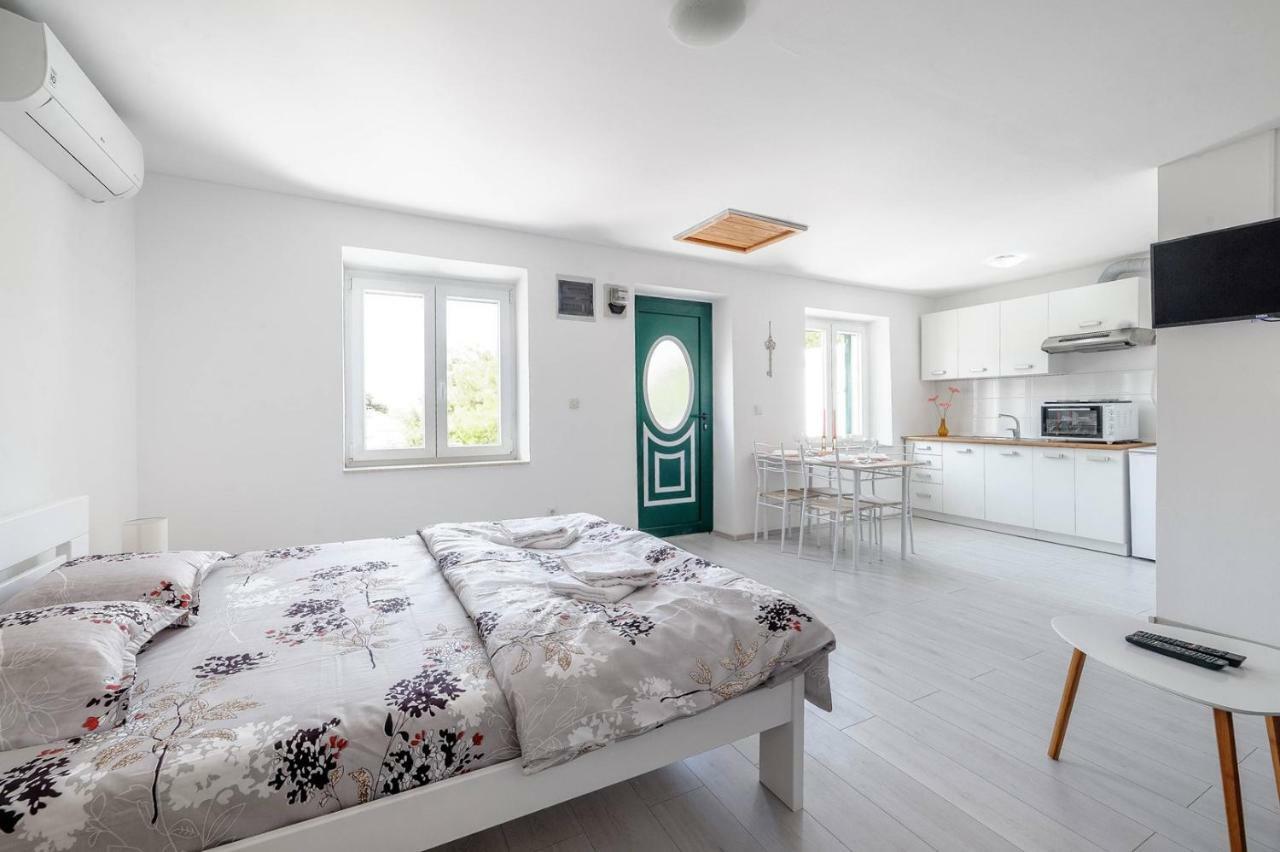 Apartments Nada ตรีบูนย์ ภายนอก รูปภาพ