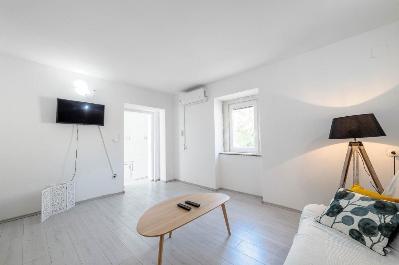 Apartments Nada ตรีบูนย์ ภายนอก รูปภาพ